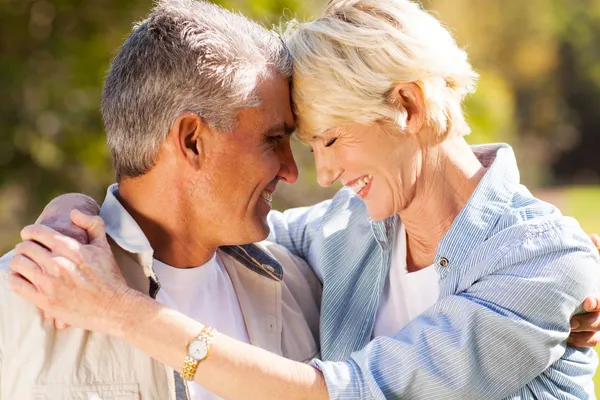 Liefdevolle midden leeftijd paar close-up — Stockfoto