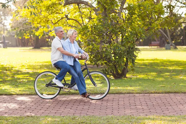 Coppia matura godendo giro in bicicletta — Foto Stock