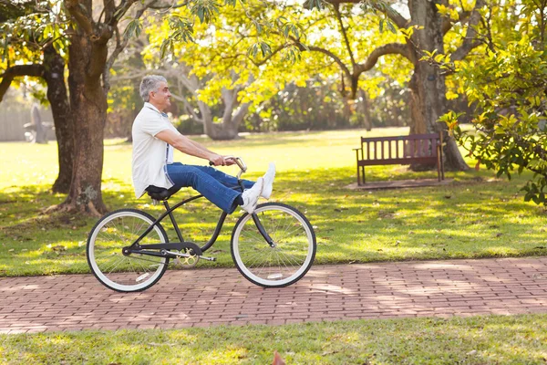 Zabawny człowiek starszy jazda rowerem — Zdjęcie stockowe