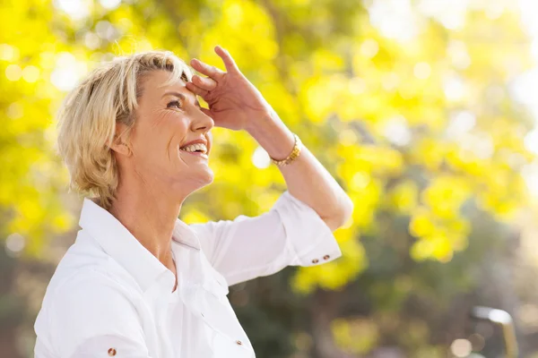 Volwassen vrouw opzoeken — Stockfoto