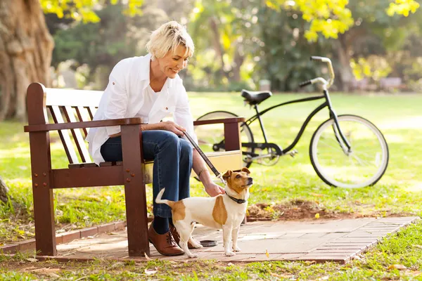 Volwassen vrouw met huisdier hond buiten — Stockfoto