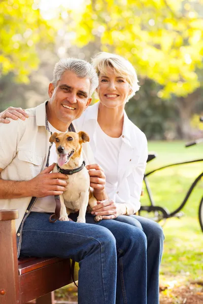 Couple senior et chien de compagnie — Photo