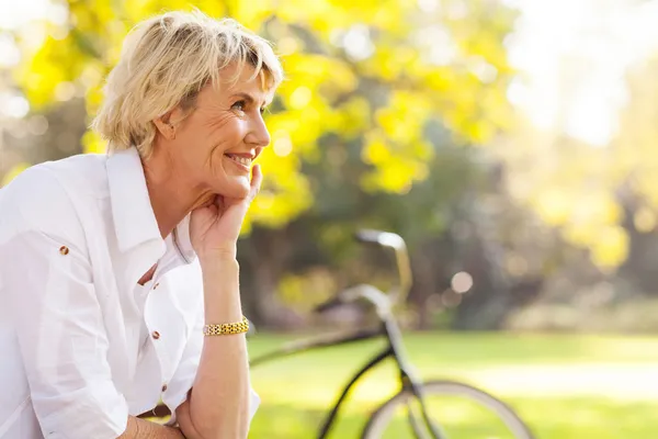 Pretty mature woman relaxing outdoors — Stock Photo, Image