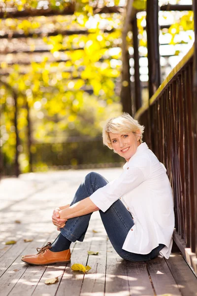 Elegante donna anziana seduta all'aperto — Foto Stock