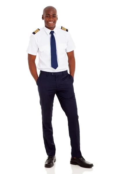 Afrikaanse luchtvaartmaatschappij piloot staande op witte achtergrond — Stockfoto
