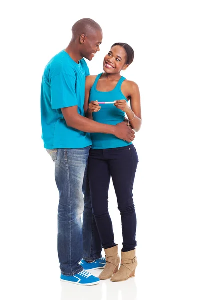 Couple afro-américain avec test de grossesse à domicile positif — Photo