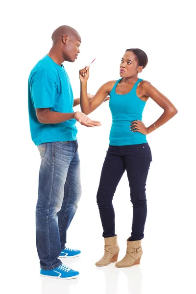 Расстроенная африканская женщина показывает парень положительный тест на беременность — стоковое фото