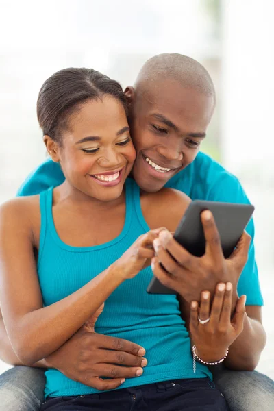 Africano americano casado pareja usando tableta ordenador —  Fotos de Stock