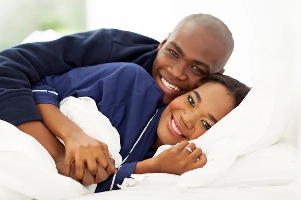 Encantadora pareja afroamericana en la cama —  Fotos de Stock