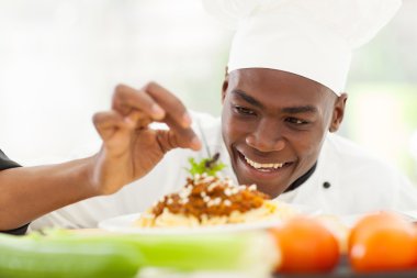 lokanta mutfağı pasta tabak süsleme Afro Amerikan şefi