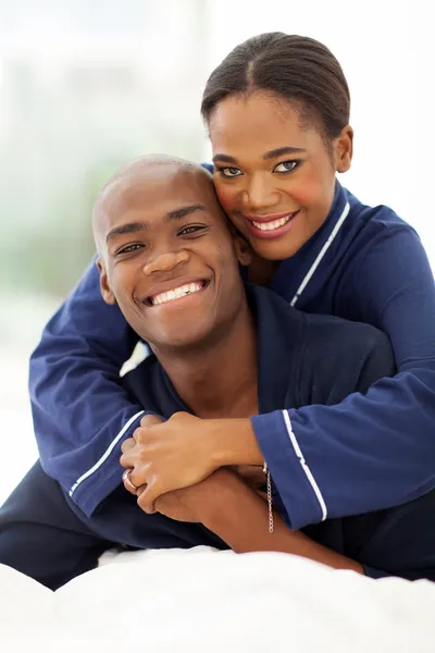 Africano casal americano abraçando na cama — Fotografia de Stock