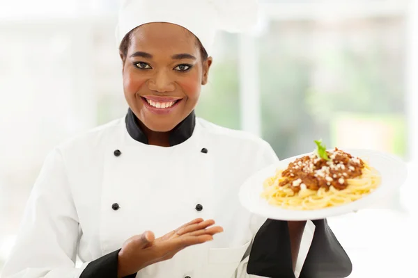 Afrikaanse vrouwelijke chef-kok met van spaghetti schotel — Stockfoto