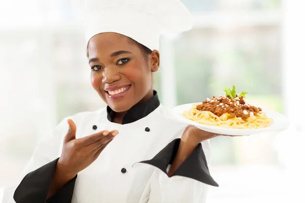 Afro Αμερικανός σεφ παρουσιάζοντας σπαγγέτι — Φωτογραφία Αρχείου