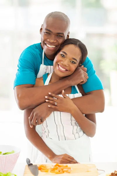 Casal africano abraçando em casa cozinha — Fotografia de Stock