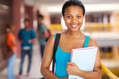 kitap tutan kadın Afrikalı üniversite öğrencisi