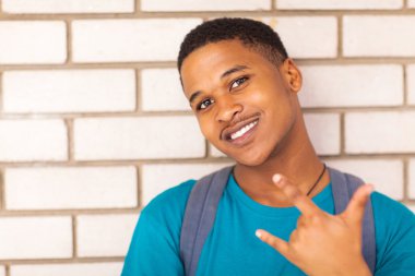 Afro-Amerikan kolej çocuğu işaret veren