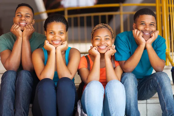 Grupp afrikanska amerikanska college vänner — Stockfoto