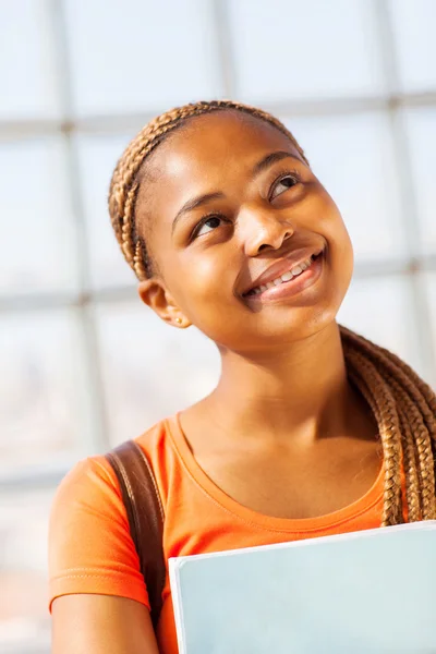 Africano americano chica universitaria mirando hacia arriba —  Fotos de Stock