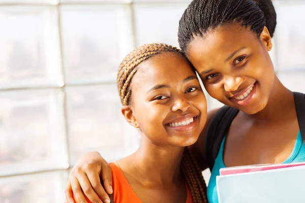 Giovane africano college ragazza amici — Foto Stock