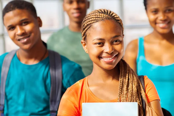 Menina universitária americana africana com grupo de amigos — Fotografia de Stock