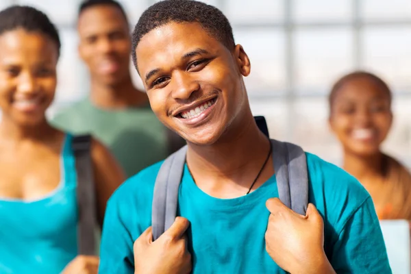 Schöner afrikanisch amerikanisch hochschuljunge — Stockfoto