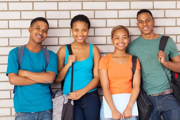 Étudiants afro-américains universitaires sur le campus — Photo