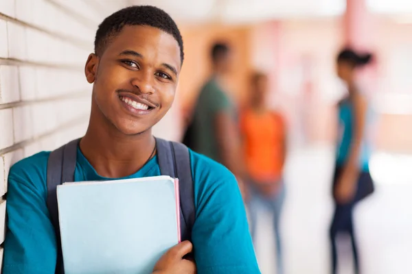 Afro-américain étudiant universitaire tenant des livres — Photo