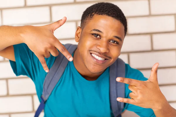 Afro americano estudante universitário com um sinal de mão legal — Fotografia de Stock