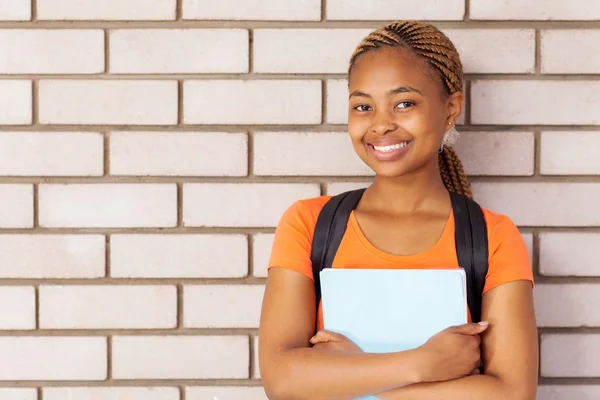 Jonge Afrikaanse Universiteit meisje permanent tegen de muur — Stockfoto