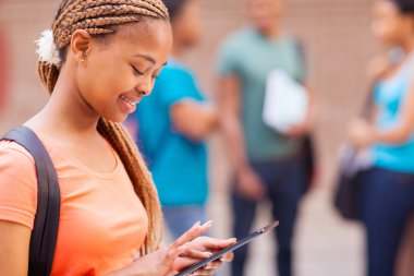 Tablet bilgisayarı kullanan genç Afrika üniversite öğrencisi