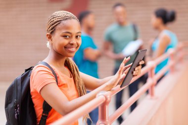 Tablet bilgisayarı kullanan genç Afro-Amerikan Üniversitesi öğrencisi