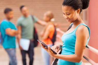 kız öğrencinin üniversitede bir tablet bilgisayar kullanma