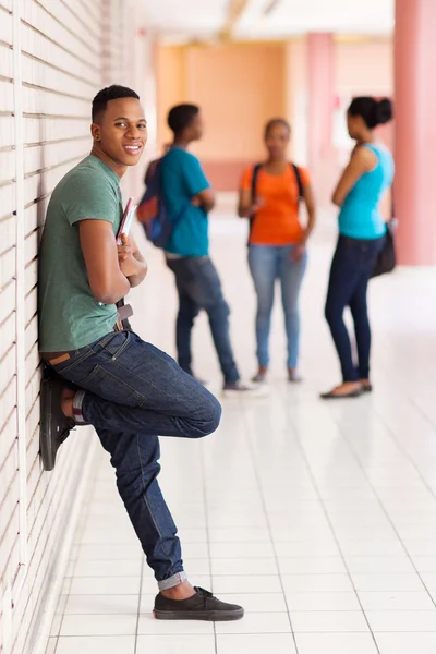 Estudante universitário preto no campus — Fotografia de Stock