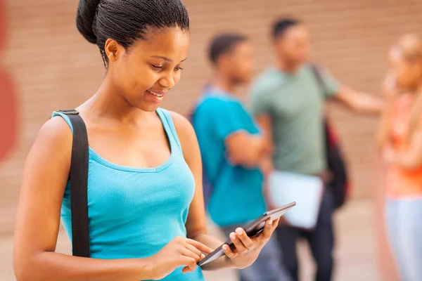 Estudante universitário africano feminino com computador tablet — Fotografia de Stock