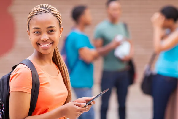 Afroamerikanische College-Mädchen mit Tablet-Computer — Stockfoto