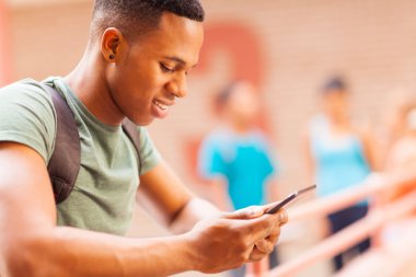 tablet bilgisayar kullanarak erkek Afrika Üniversitesi Öğrenci