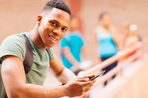 Estudante universitário africano com computador tablet — Fotografia de Stock