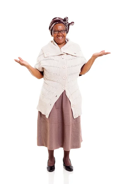 Старшая африканская женщина с распростертыми объятиями — стоковое фото