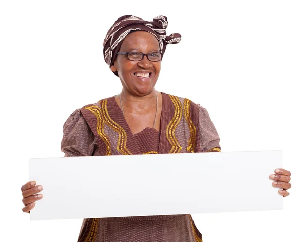 Mujer africana mayor sosteniendo pancarta en blanco —  Fotos de Stock