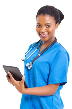 tablet bilgisayar ile Afrikalı-Amerikalı kadın tıbbi hemşire