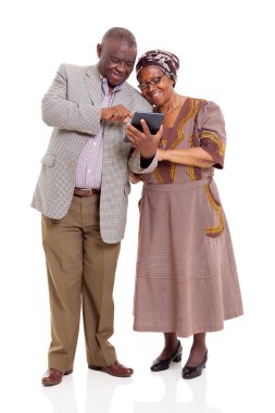 tablet bilgisayar kullanarak eski Afrikalı Çift