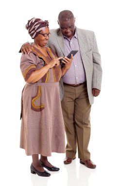 tablet bilgisayar kullanarak üst düzey Afrikalı Çift