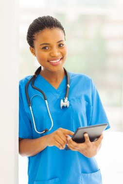 tablet pc kullanma genç Afrika hemşire
