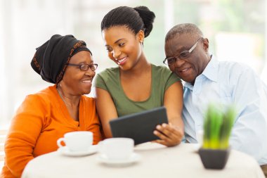 African aile evde tablet PC'yi kullanma