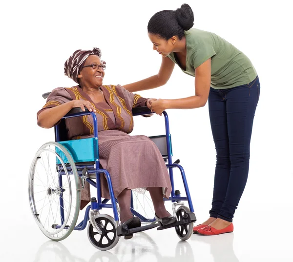 Africano chica hablando con discapacitados senior madre — Foto de Stock