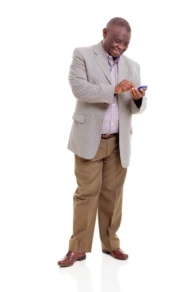 Hombre africano mayor usando teléfono inteligente —  Fotos de Stock