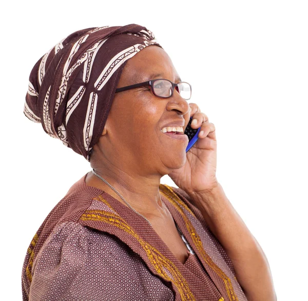 Idosa africana falando no telefone inteligente — Fotografia de Stock