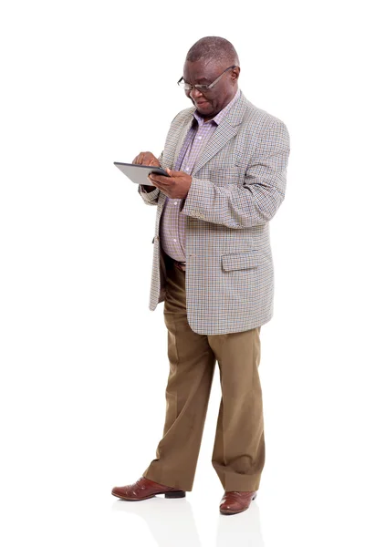 Африканский старик, использующий планшетный компьютер — стоковое фото