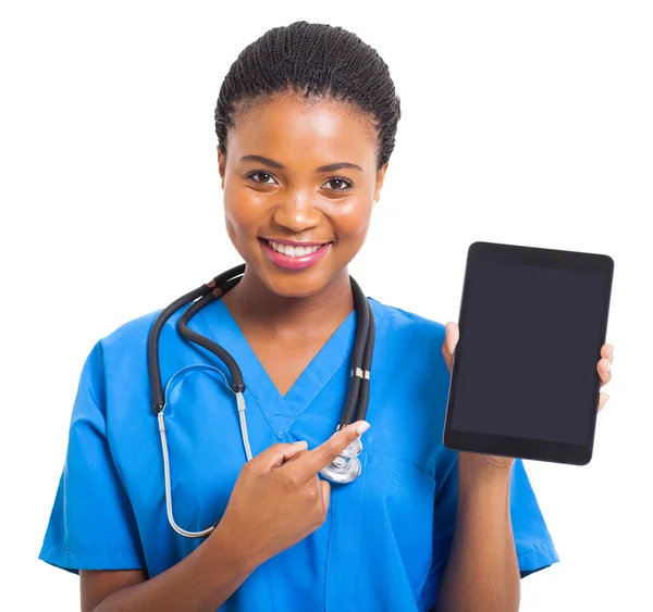 Африканская американская медсестра указывает планшетный компьютер — стоковое фото