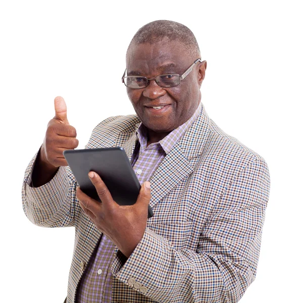 Homem africano sênior com computador tablet — Fotografia de Stock